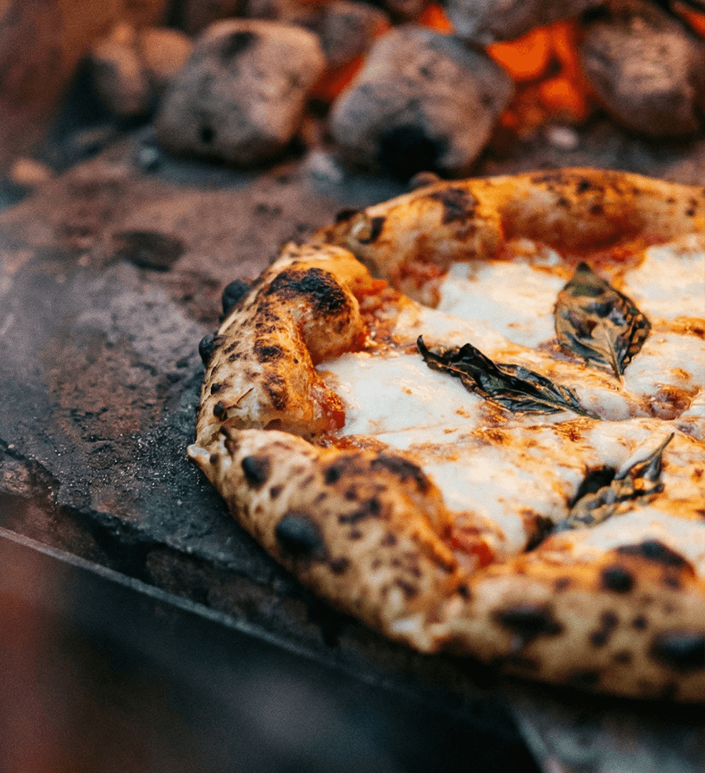 Gegrillte Margherita-Pizza