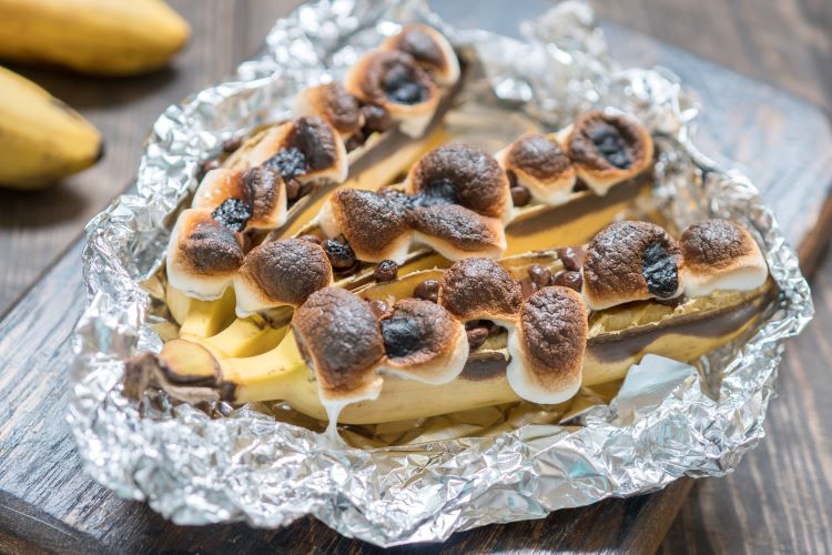 Gegrillte Bananen mit Schokolade und Marshmallows