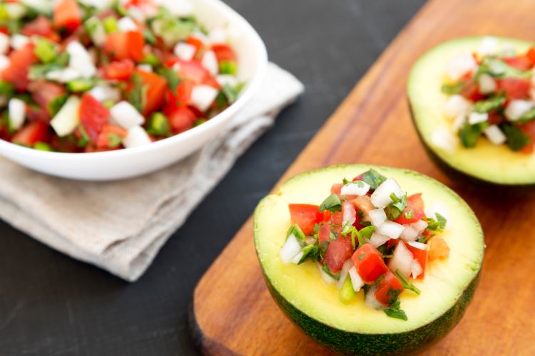 Gegrillte Avocado mit Tomaten-Pico-de-Gallo