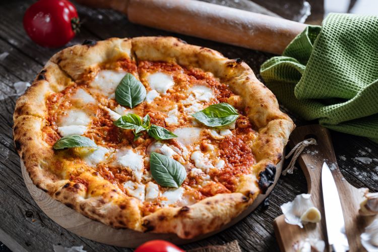 Gegrillte Margherita-Pizza